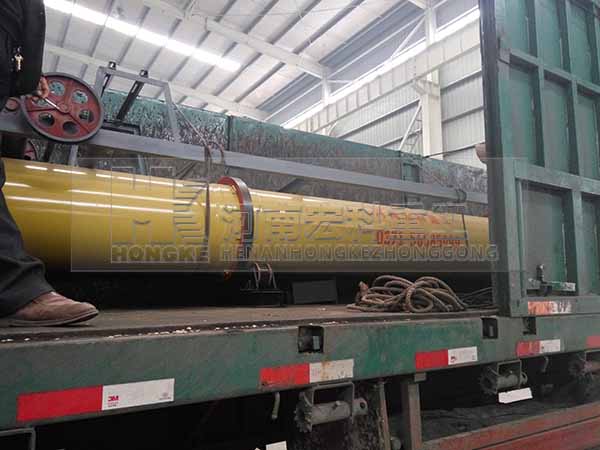 發(fā)往河北承德2m&times;8m雞糞烘干機(jī)裝貨現(xiàn)場